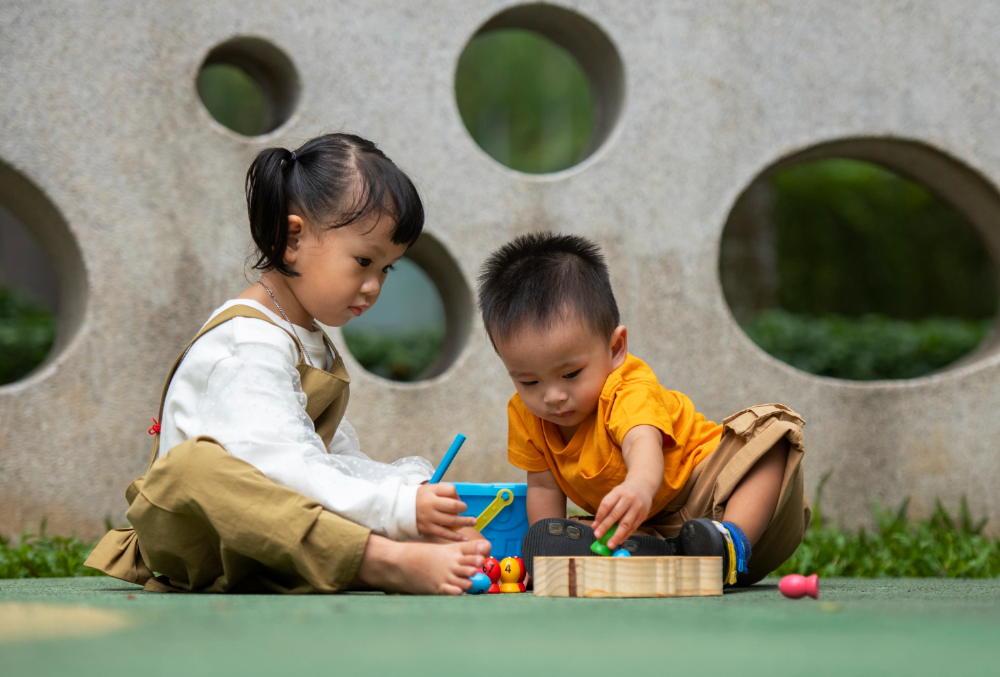 toddlers-playing