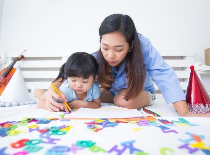 mom-helping-daughter