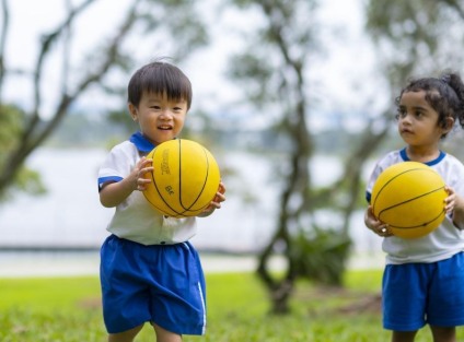kid-playing-ball